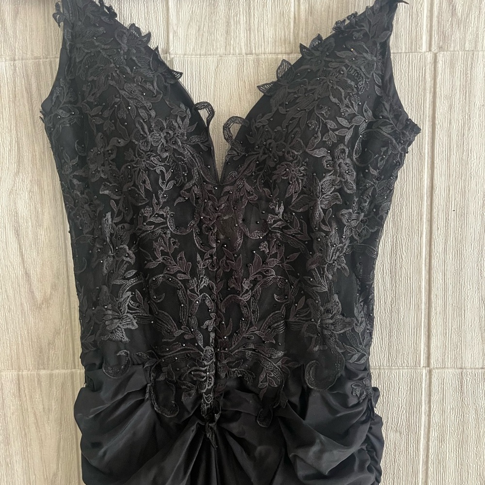 Elegant Black Lace Evening Dress